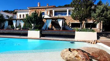 3 piscinas al aire libre, sombrillas, sillones reclinables de piscina