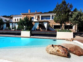 3 piscinas al aire libre, sombrillas, sillones reclinables de piscina
