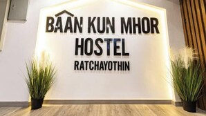 Señal para el Hostal Baan Kun Mhor en Ratchayothin.