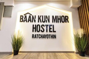 Placa do Hostel Baan Kun Mhór em Ratchayothin.