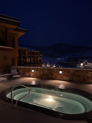 Tina de hidromasaje al aire libre