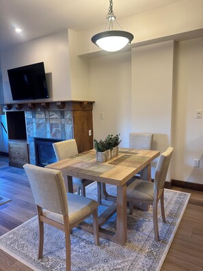 Dining - Sundial Lodge-Ski in/Ski out-1 Bedroom/1 Bathroom-Sleeps 4-Unit B315-613 sq. ft. (Park City)