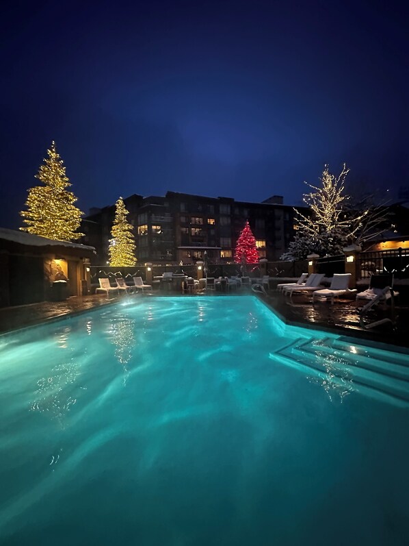 Alberca al aire libre y alberca climatizada