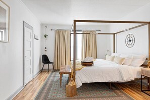 3 habitaciones, escritorio y tabla de planchar con plancha