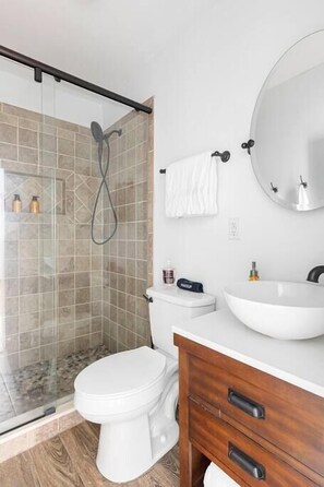 Douche, sèche-cheveux, serviettes fournies, savon