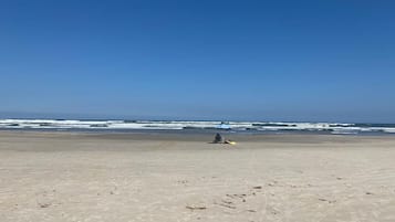 Una playa cerca, sillas reclinables de playa
