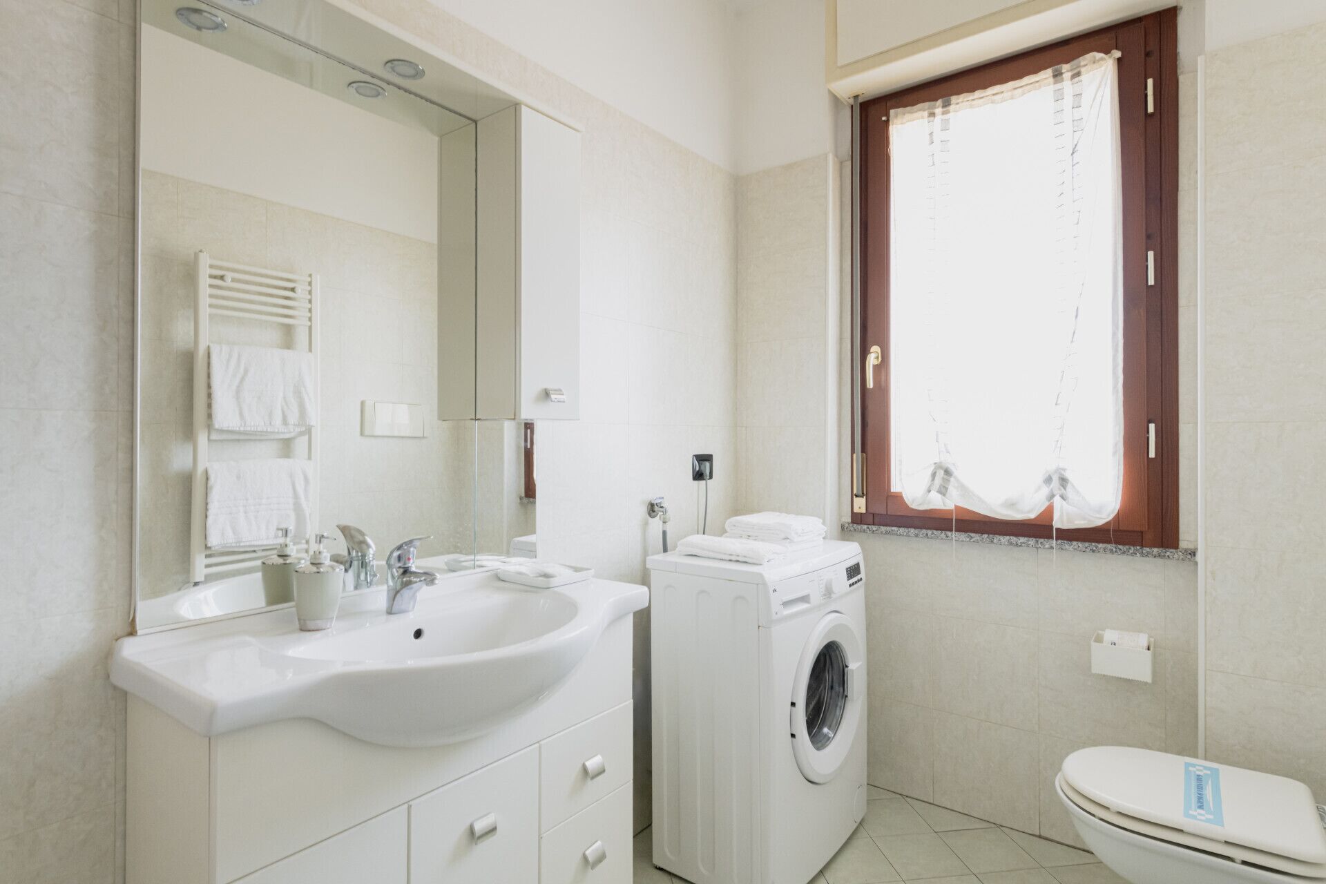 Combined shower/tub, hair dryer, bidet, towels