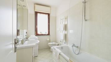 Ensemble douche/baignoire, sĂšche-cheveux, bidet, serviettes fournies