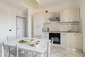 Microonde, forno, piano cottura, macchina per tè/caffè