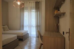 2 habitaciones, tabla de planchar con plancha, wifi y ropa de cama 