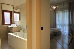 2 habitaciones, tabla de planchar con plancha, wifi y ropa de cama 