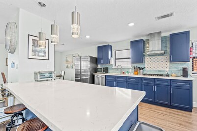 Private Pool Modern Elegant Contemporary Ranch-Style Home, 5 mins to NASA/Kemah