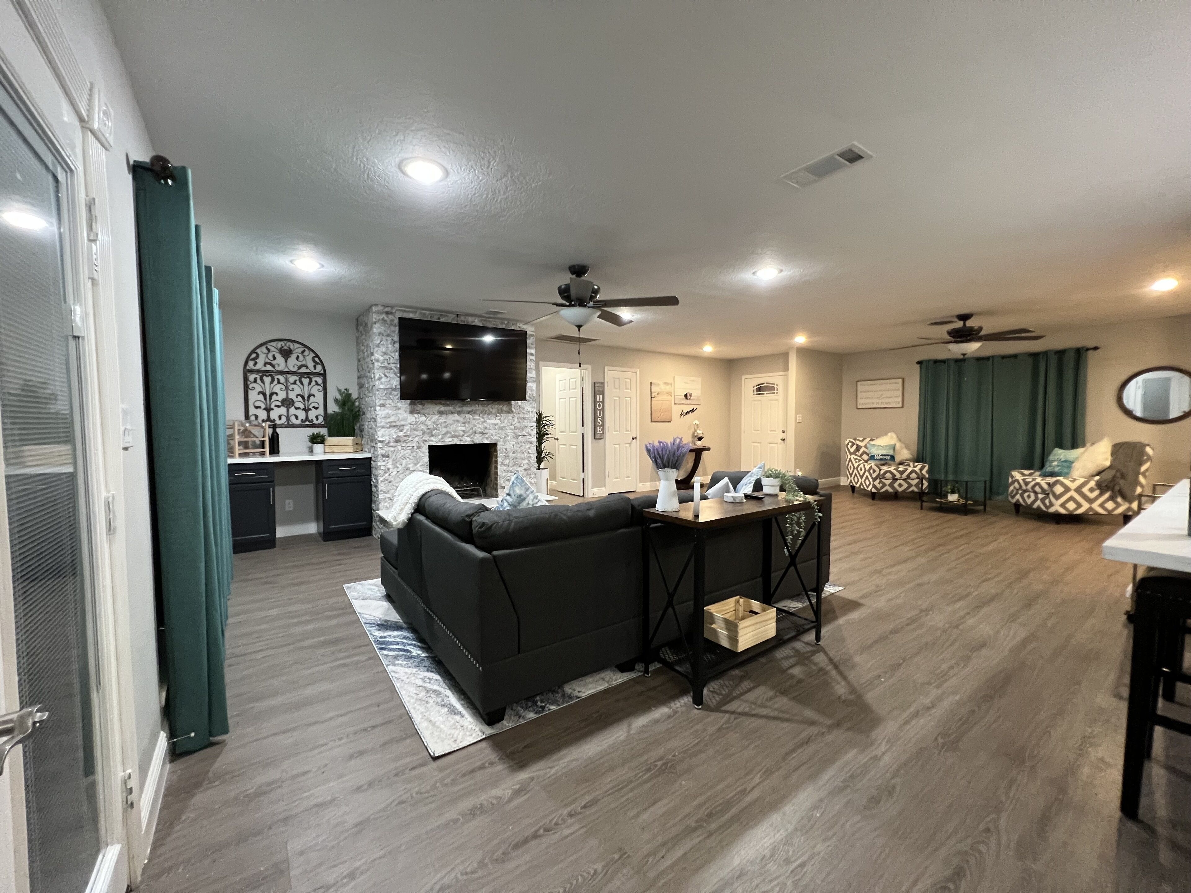 5 minutes from Kemah Boardwalk and NASA - Private Pool - 10% &25% Discounts 2110