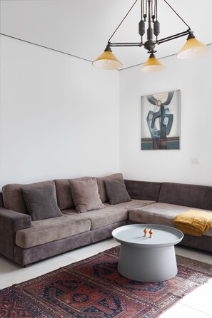 Flat-screen TV - Elegant 2BD Apartment in Jaffa Area (Tel Aviv)