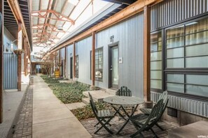 Outdoor dining - Lofty Dreams in Downtown SLC (Salt Lake City)