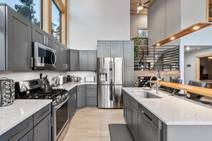 Réfrigérateur, four à micro-ondes, un four, surface de cuisson