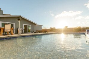 Outdoor pool, a heated pool - The Blue Cactus Ranch - Pool and Spa (Joshua Tree)