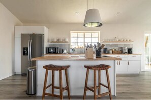 Køleskab, mikrobølgeovn, ovn, kogeplade