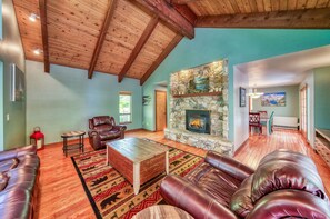 Smart-TV, Kamin, Videospiele, DVD-Player