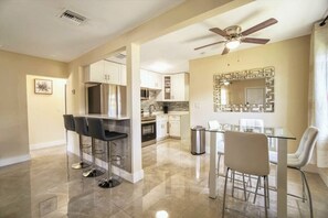 Fridge, microwave, oven, stovetop - Relaxing 3 Bedroom House in Ft. Lauderdale. (Fort Lauderdale)