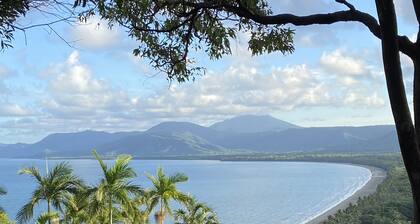 Entire 2 bed townhouse 200 metre from beach