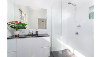 Dusche, Haartrockner, Handtücher, Seife