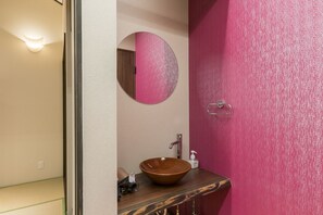 House | Bathroom | Separate bathtub and shower, free toiletries, hair dryer