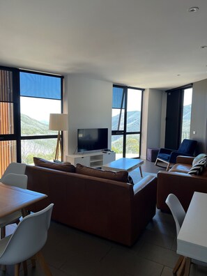 Desk, iron/ironing board, free WiFi, bed sheets - St Falls Resort (Falls Creek)