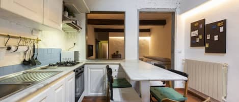 Refrigerador, horno, parrilla de estufa y cafetera y tetera