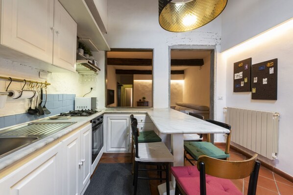 Kühlschrank, Ofen, Herdplatte, Wasserkocher mit Kaffee-/Teezubehör