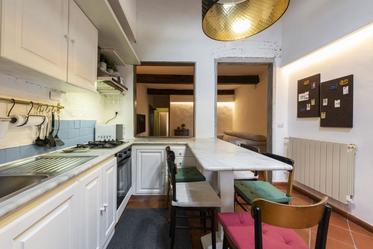 Réfrigérateur, four, plaque de cuisson, cafetière/bouilloire