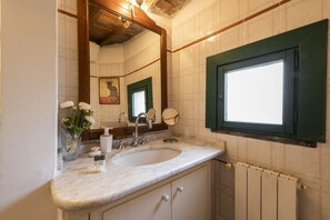 Douche, sèche-cheveux, serviettes fournies, shampoing