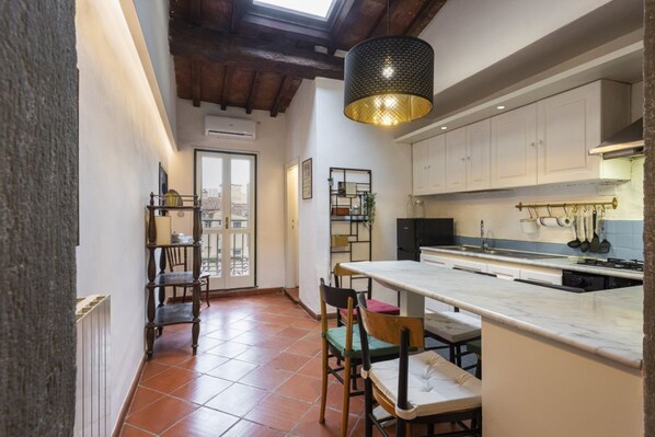 Fridge, microwave, oven, stovetop - Canacci apartment in Florence by Mmega (Firenze)