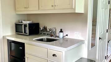 Fridge, microwave, coffee/tea maker, toaster