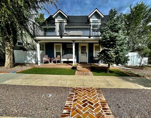 Exterior - Darling Farmhouse Upstairs 1 Bedroom & Kitchenette Master Suite. Walk Downtown! (Prescott)