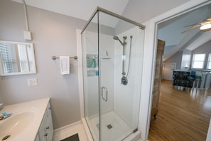 Ensemble baignoire-douche, baignoire à remous, séchoir à cheveux