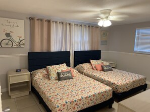 3 bedrooms, iron/ironing board, free WiFi, bed sheets - Sunny Days Heated/ Salt Water Pool Home (New Port Richey)