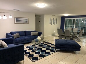 Smart TV, DVD player, books - Sunny Days Heated/ Salt Water Pool Home (New Port Richey)