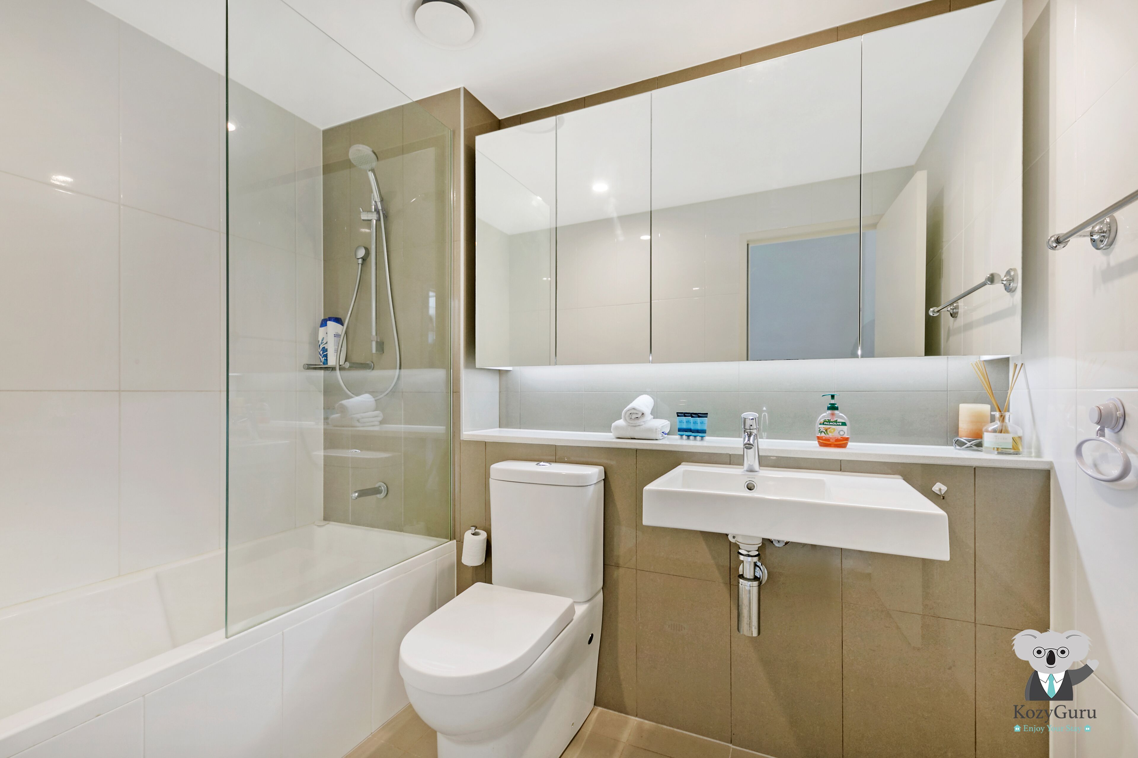 KOZYGURU | Mascot  2 Bed APT | FREE Double-PARKING — image 10