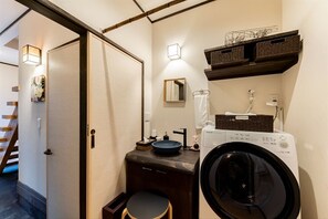 Casa | Banheiro | Banheira e chuveiro separados, secador de cabelo