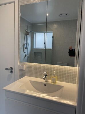 Douche, sèche-cheveux, serviettes fournies, savon