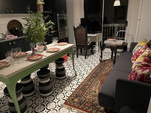 Fernseher, DVD-Player, Bücher