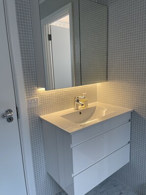 Doccia, asciugacapelli, asciugamani, sapone