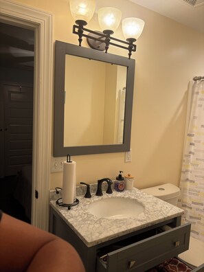 Kombinert dusj/badekar, hårføner, håndklær og såpe