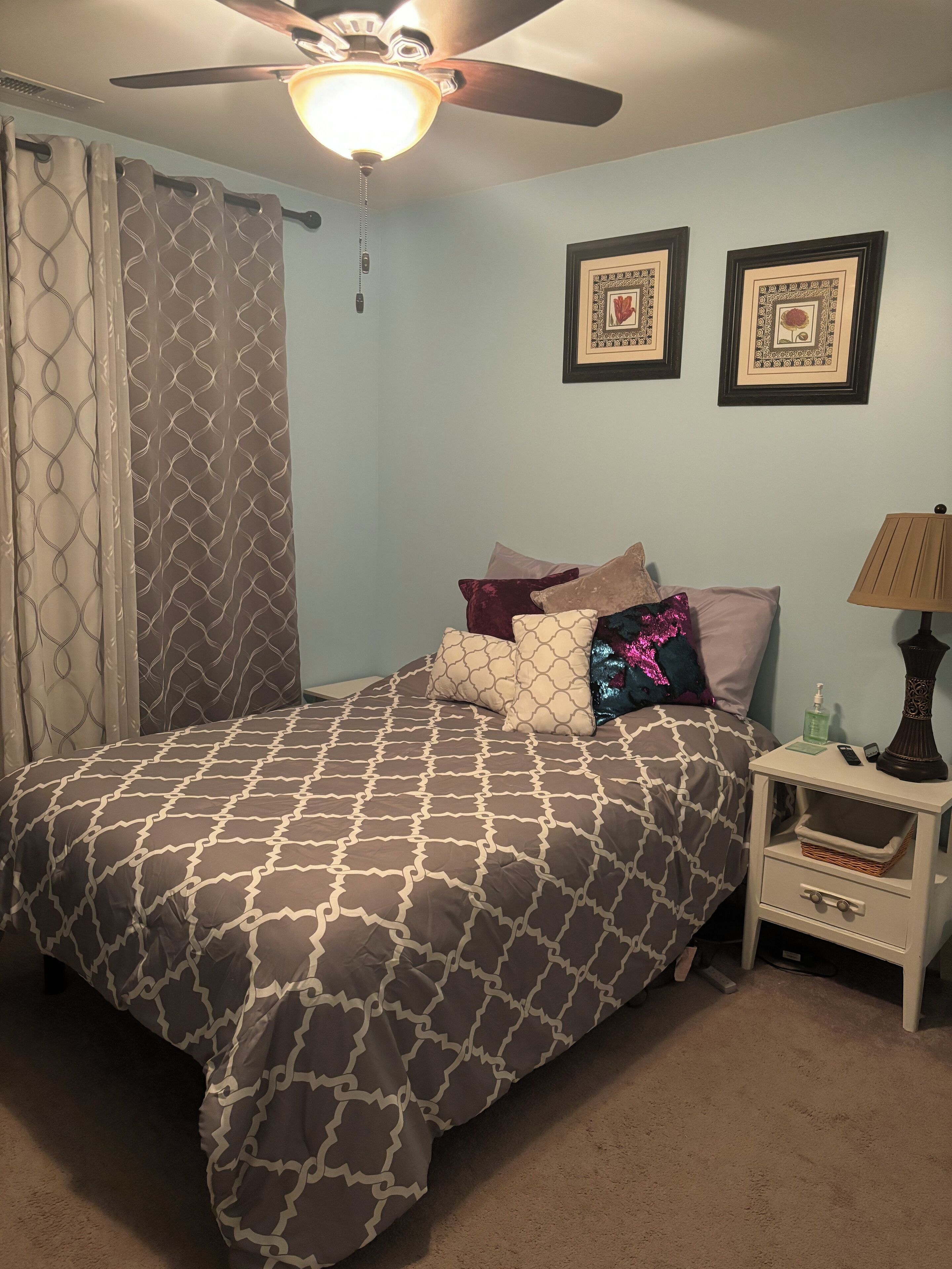 Tabla de planchar con plancha, wifi y ropa de cama 