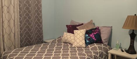 Tabla de planchar con plancha, wifi y ropa de cama