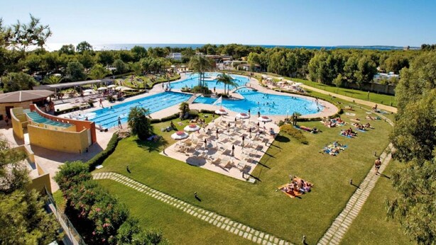 A large outdoor swimming pool with multiple sections, surrounded by sun loungers and shaded areas. - Lovely apartment in villa for 5 people with pool, A/C, terrace and pets allowed (Gallipoli)