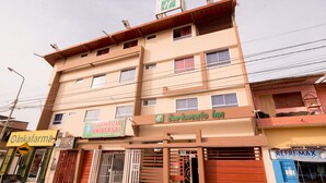 A multi-story building with a sign for 'Bardovento Inn' and 'Farmacia Universal'. - Hotel Barlovento Inn Piura (Piura)