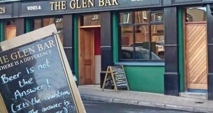 Central 2 Bed Apartment Above Great Derry Pub