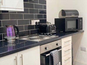 Fridge, microwave, oven, stovetop - 2 Bed Flat - Sleeps 6 - Parking - Wifi (Bridgend)
